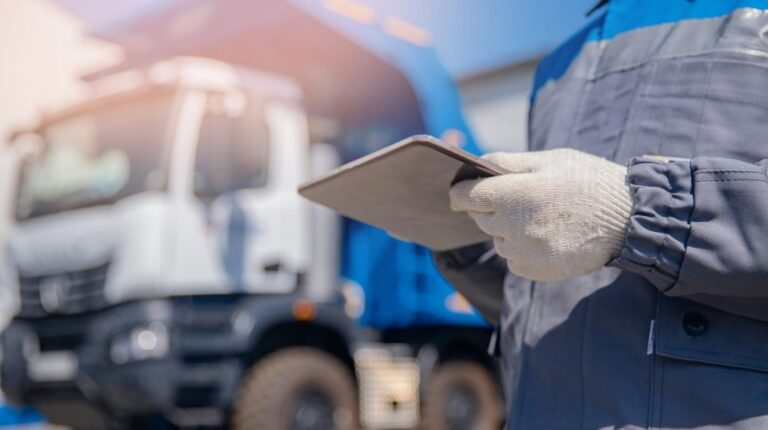 Falsificare i registri di carico e scarico dei rifiuti è reato?